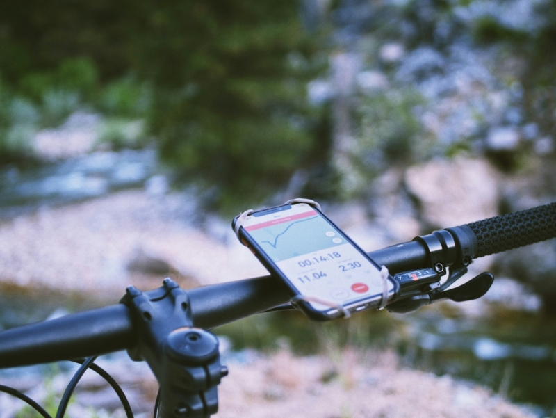 Phone with the navigation attached to the handlebars of a bicycle