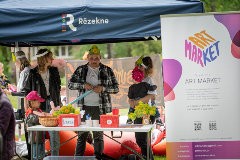 “Art Market” brīvprātīgie radošajā meistarklasē bērniem un pusaudžiem Raiņa parkā Rēzeknē, Bērnu aizsardzības dienas pasākumā.