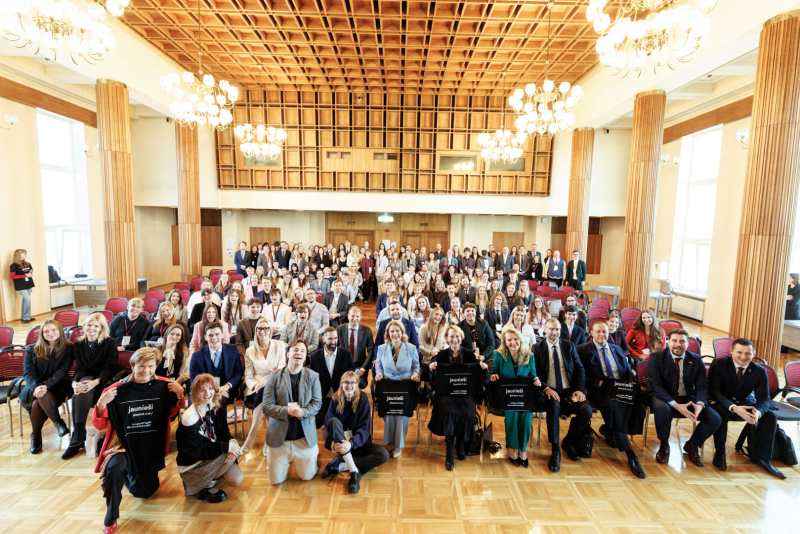 Dalībnieku kopbilde no Nacionālā jaunatnes foruma