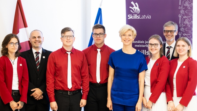 Izglītības un zinātnes ministre kopā ar SkillsLatvia komandu