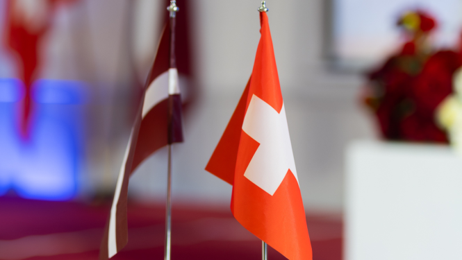 Latvijas un Šveices karogi