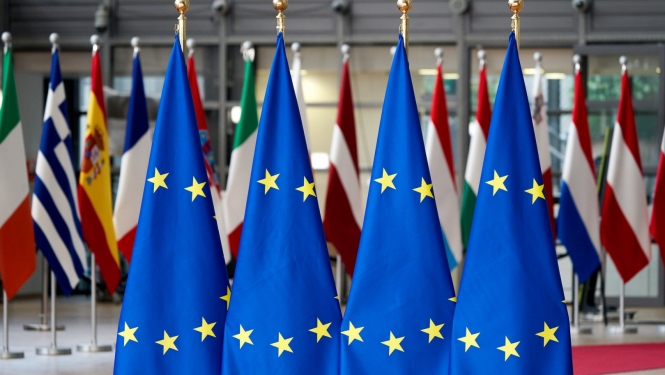 Eiropas Savienības karogi uz dalībvalstu karogu fona