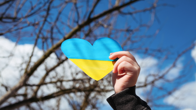Rokā sirds formas Ukrainas karogs