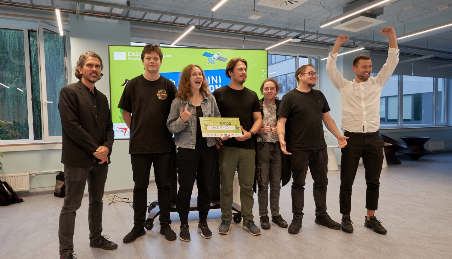 Eiropas Savienības 7. CASSINI kosmosa hakatona komanda “NEAMO” tur rokās uzvarētāja plāksni