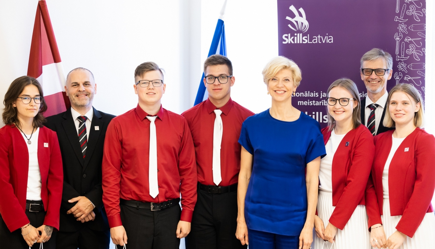 Izglītības un zinātnes ministre kopā ar SkillsLatvia komandu