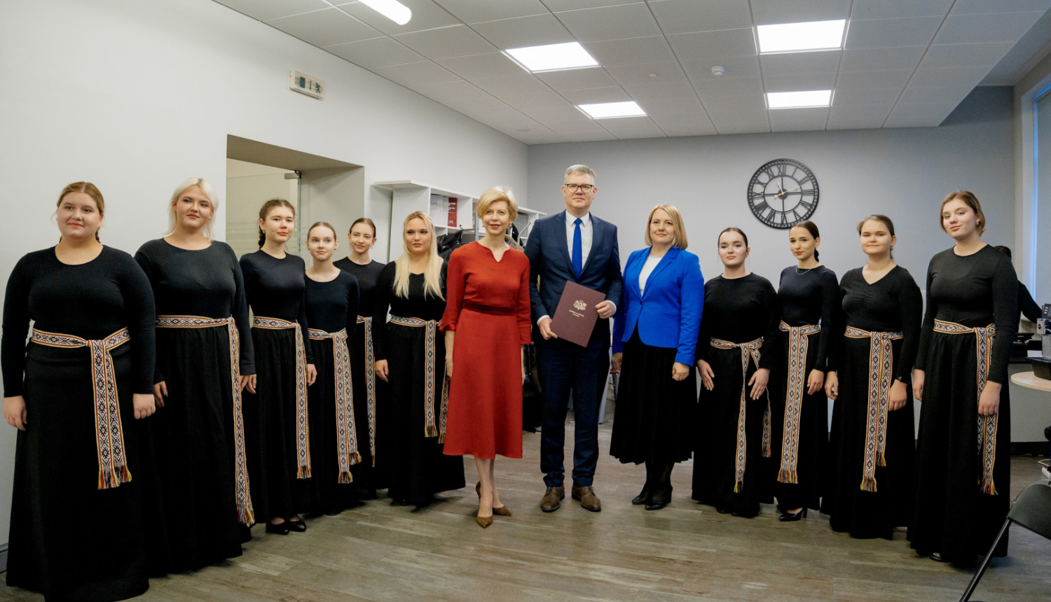 Izglītības un zinātnes ministree Anda Čakša, Rīgas domes priekšsēdētājs Vilnis Ķirsis, Valsts izglītības attīstības aģentūras direktora p.i. Inta Ozola un Rīgas Lietuviešu vidusskolas vokālais ansamblis "Kibirkštis".