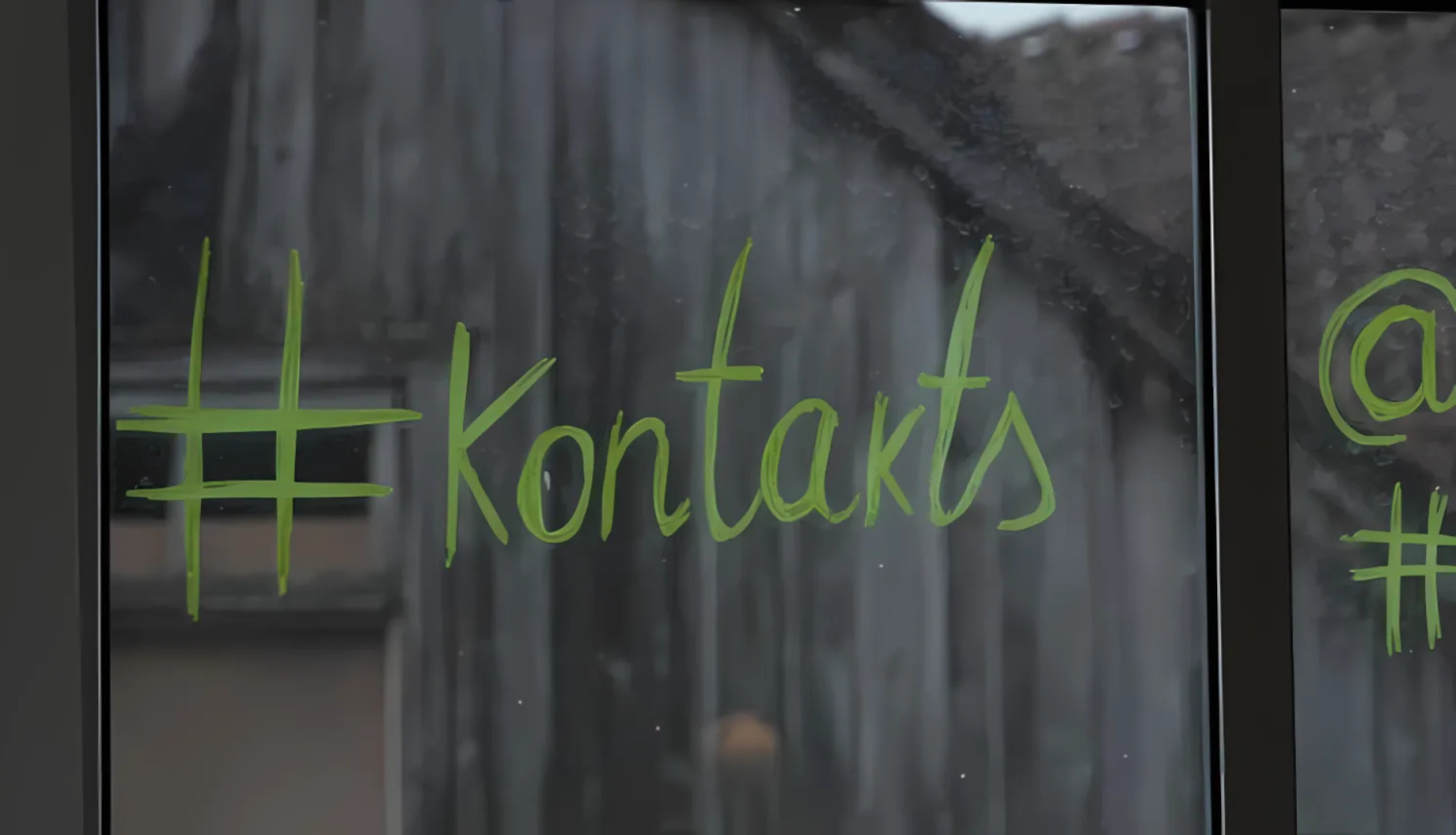 Uz loga uzrakstīts teksts "#kontakts"