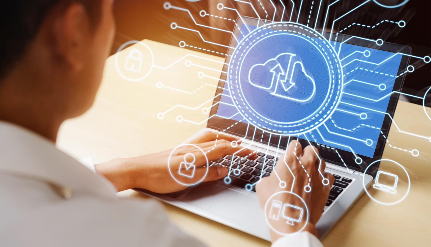 Cilvēks strādā pie datora. Fonā redzams datu pārraides logo.