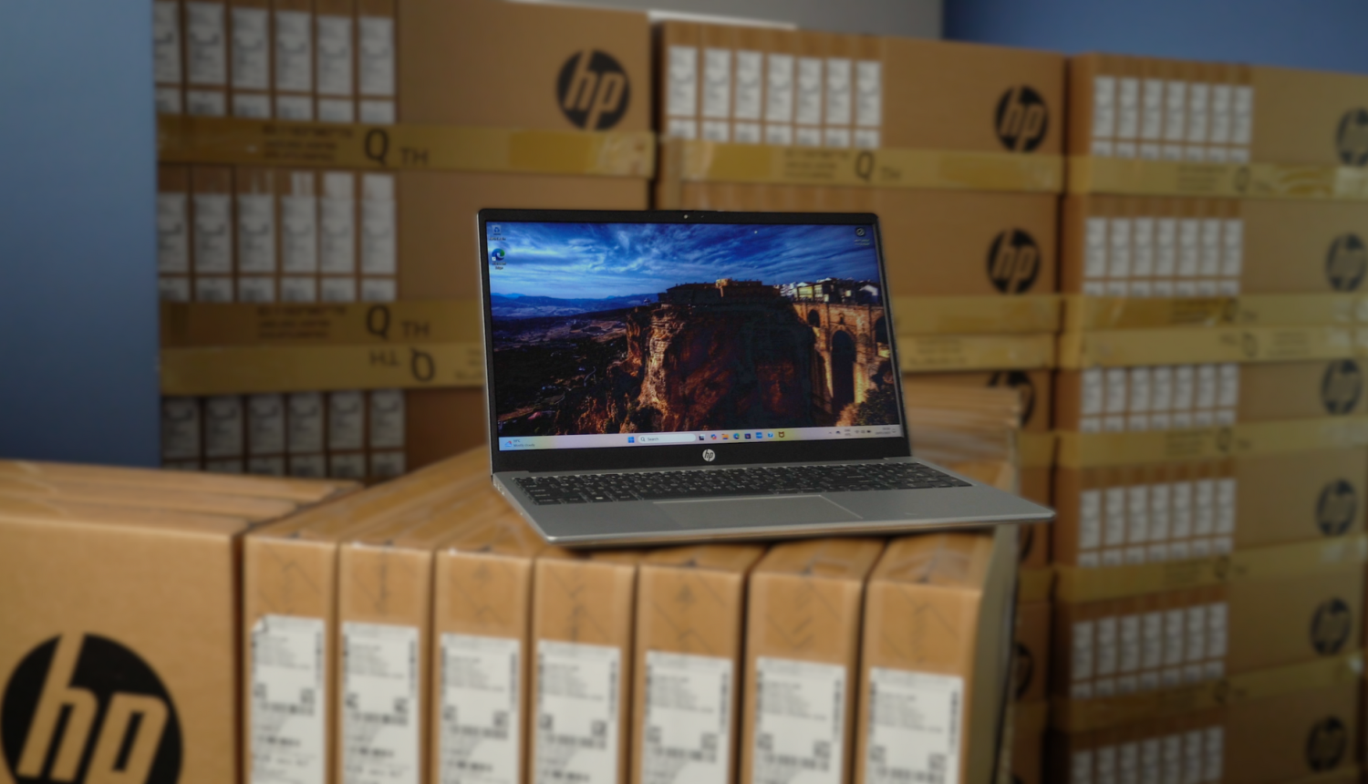 Dators stāv uz kastēm noliktavā