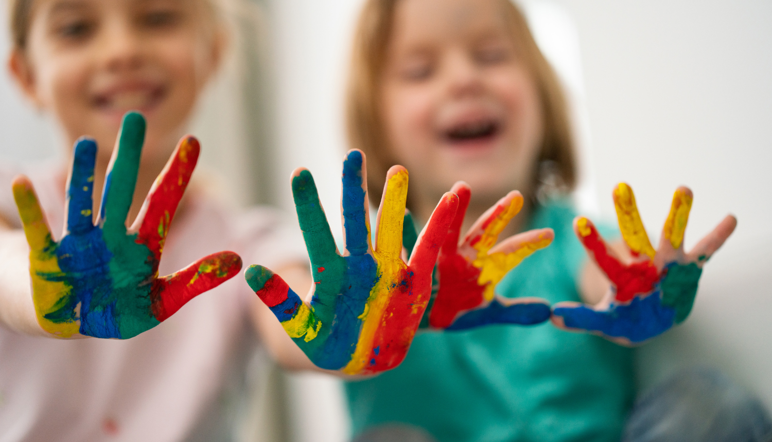 Bērni izstiepuši rokas, rokas apzīmētas ar dažādām krāsām 