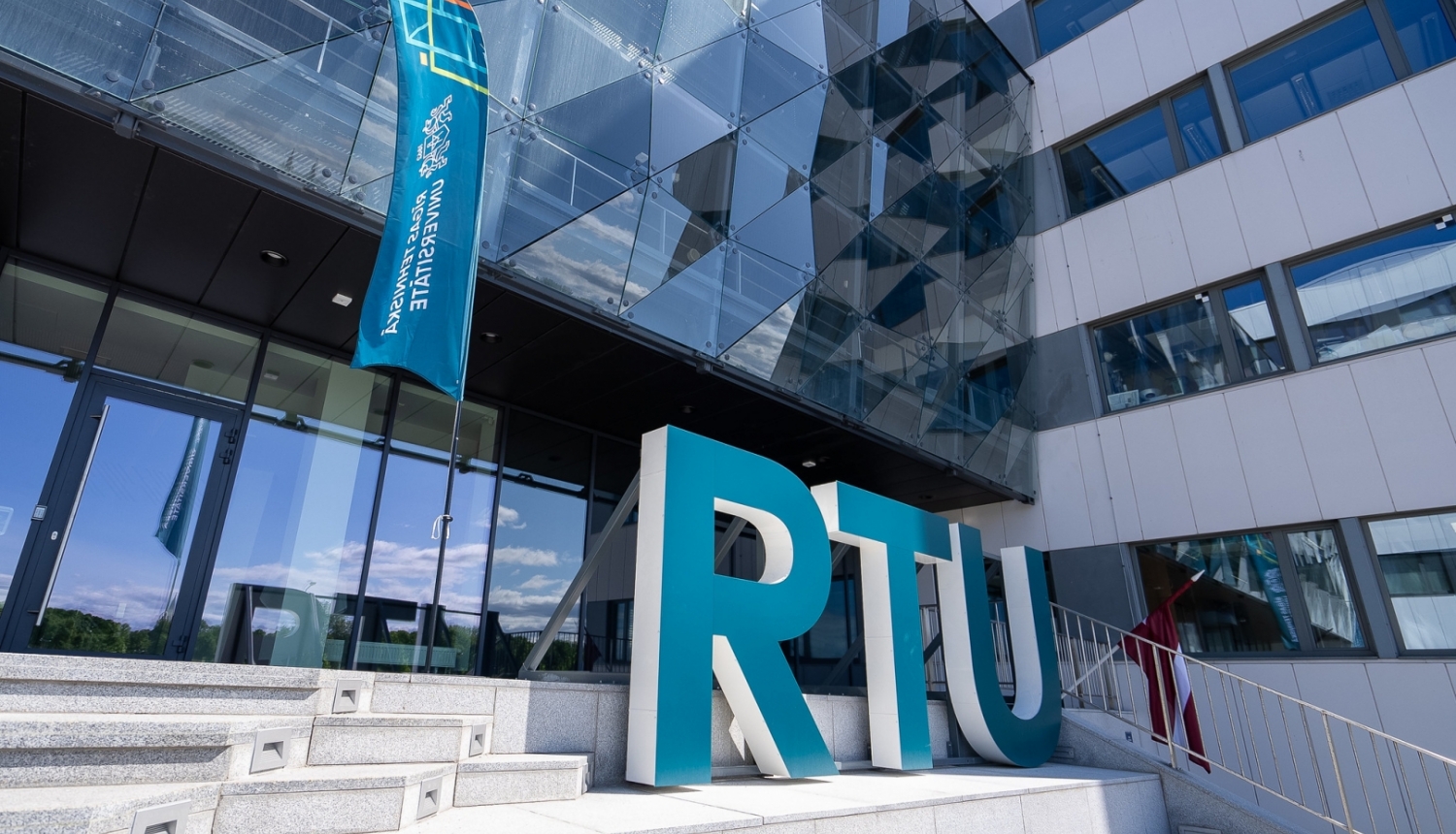 RTU ēka ar karogu un lieliem burtiem