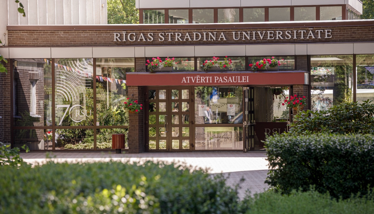 Rīgas Stradiņa universitātes centrālā ieeja